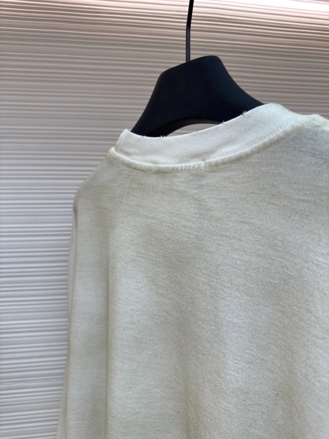 Acne Studios 1966 mud-dyed, washed and distressed long sleeves ●Authentic product: purchased and developed in 2049 ●Item number: 1680628-A15 ●Fabric: super soft cotton fabric ●Technology: washed and distressed ●Version: loose fit ●Weight: about 375 grams ●Size: S-M-L-XL ●Description: Made of ultra-soft pure cotton fabric, garment-dyed, washed and distressed, the chest part has a dirty feel, and the lower part shows a gradient effect. The neckline is slightly frayed to better fit the overall tone. The overall line is straight and delicate, the fabric is comfortable and soft, and the color is consistent without color difference. It can be matched with the same style to create a fashionable look and control various occasions. Customized accessories, complete with three standards, the same style for men and women!